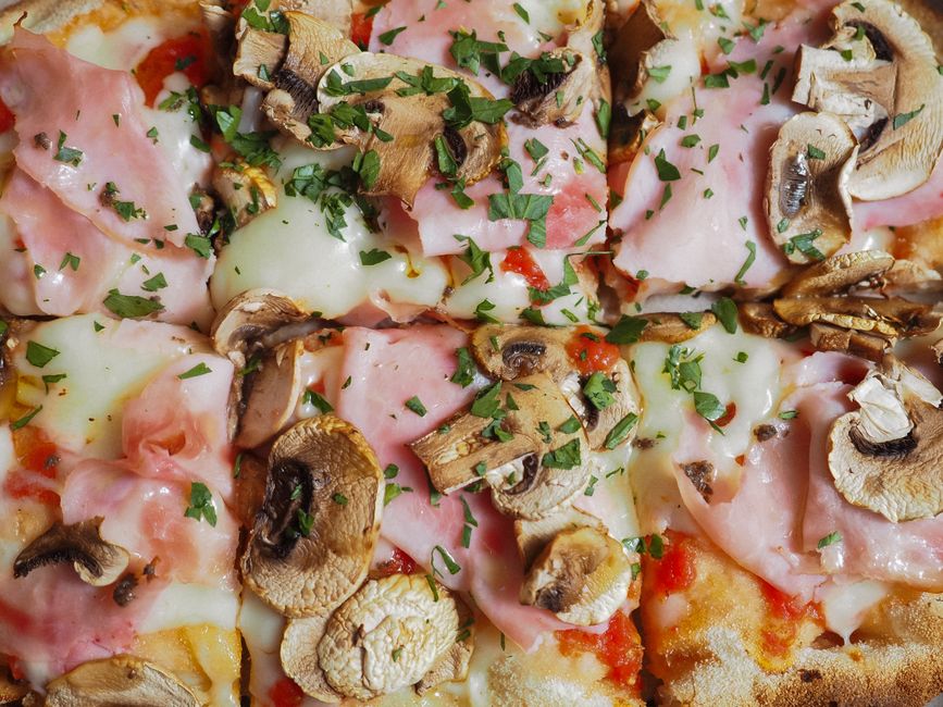 Prosciutto e Funghi – pizza z pece na dřevo