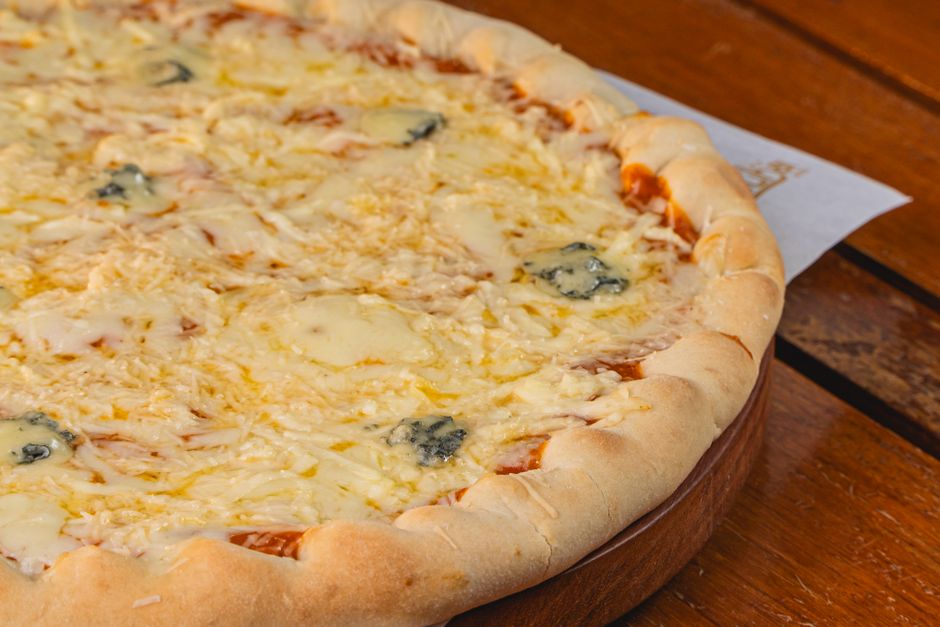 Quattro Formaggi – pizza z pece na dřevo